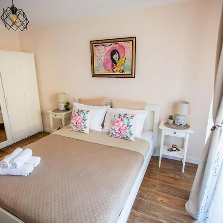 Petroviart With Free Parking & Ev Charger Apartment *